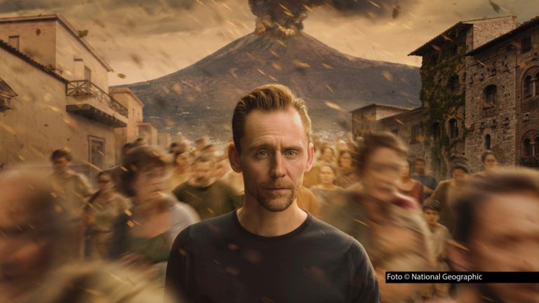 Für das neue Doku-Drama „Pompeji mit Tom Hiddleston“ hat National Geographic jetzt den offiziellen Trailer und den Starttermin veröffentlicht. Gemeinsam mit Experten beleuchtet der britische Schauspieler Tom Hiddleston die letzten Stunden Pompejis und hinterfragt dabei bisherige Annahmen über den Vesuvausbruch.