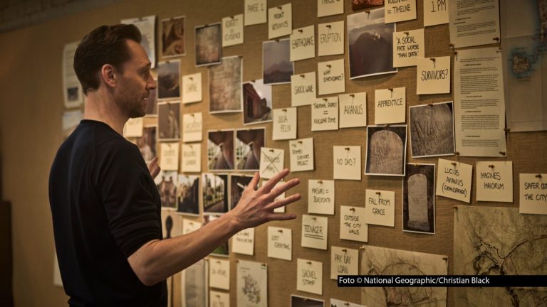 Am Sonntag, den 26. Juli feiert „Pompeji mit Tom Hiddleston“ auf National Geographic seine TV-Premiere. In der ersten Folge des dreiteiligen Doku-Dramas geht Hollywoodstar Hiddleston der Frage nach, ob die Menschen in Pompeji die Warnzeichen des Vesuvausbruchs hätten erkennen können. Foto © National Geographic/Christian Black