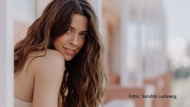 Zum Festival „SchlagerOlymp“ in Berlin werden am 12. August rund 10.000 Fans und zahlreiche Genre-Größen erwartet. Zum Line-up zählen neben Vanessa Mai, Nino de Angelo, Anna-Carina Woitschack u.a. auch Frank Zander, der mit dem Auftritt seinen Bühnenabschied nehmen will. (Foto: Sandra Ludewig)