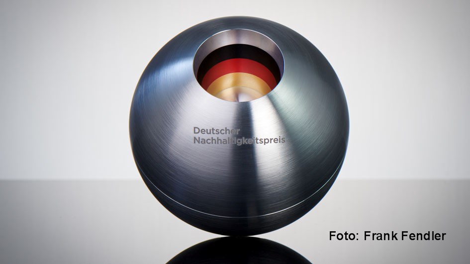 HP_Pressefoto_Deutscher_Nachhaltigkeitspreis_Preisstatuette_Fotocredit_Frank_Fendler_2021