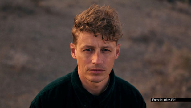 Singer-Songwriter Tim Bendzko feiert am 2. Juli ein musikalisches Heimspiel in Berlin. Er tritt dort als Headliner beim Prime Festival auf, das Amazon zum zweiten Mal für seine Kundinnen und Kunden veranstaltet. Mit dabei ist auch Newcomerin Elimako.