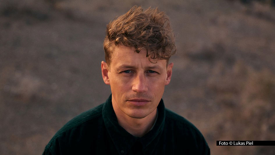 Singer-Songwriter Tim Bendzko feiert am 2. Juli ein musikalisches Heimspiel in Berlin. Er tritt dort als Headliner beim Prime Festival auf, das Amazon zum zweiten Mal für seine Kundinnen und Kunden veranstaltet. Mit dabei ist auch Newcomerin Elimako.