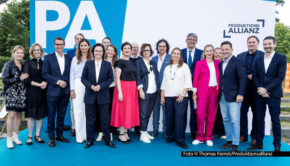Der Gesamtvorstand der Produktionsallianz um die neue Sprecherin und CEO Michelle Müntefering feierte in Berlin sein Sommerfest. Als Ehrengäste waren der Kultur- und Medienstaatsminister der Bundesregierung, Wolfram Weimer, sowie Hamburgs Kultur- und Mediensenator Carsten Brosda dabei. Foto © Thomas Kierock/Produktionsallianz