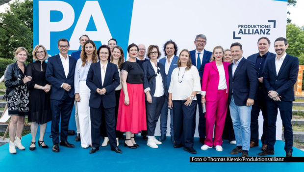 Der Gesamtvorstand der Produktionsallianz um die neue Sprecherin und CEO Michelle Müntefering feierte in Berlin sein Sommerfest. Als Ehrengäste waren der Kultur- und Medienstaatsminister der Bundesregierung, Wolfram Weimer, sowie Hamburgs Kultur- und Mediensenator Carsten Brosda dabei. Foto © Thomas Kierock/Produktionsallianz
