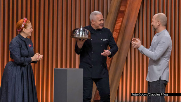 Moderatorin Enie van de Meiklokjes und Jurymitglied Christian Hümbs begrüßen zur vierten Staffelrunde von „Das große Backen – Die Profis“ in Sat.1 wieder einen prominenten Gast: Zwei-Sterne-Koch Alexander Herrmann bringt sein Signature-Dessert zum Nachbacken mit. Foto © Joyn/Claudius Pflug