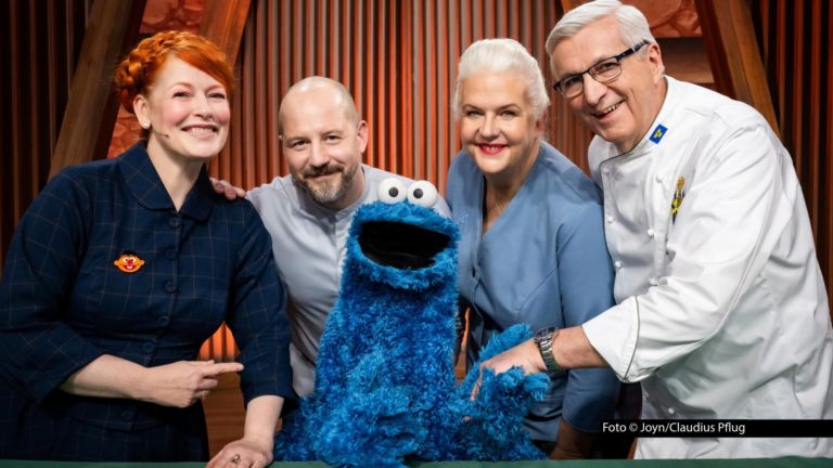 Zur zweiten Staffelfolge der Sat.1-Show „Das große Backen – Die Profis“ begrüßt Moderatorin Enie van de Meiklokjes einen berühmten Gastjuror: Das Krümelmonster unterstützt diesmal das Stamm-Trio Christian Hümbs, Bettina Schliephake-Burchardt und Günther Körffer.