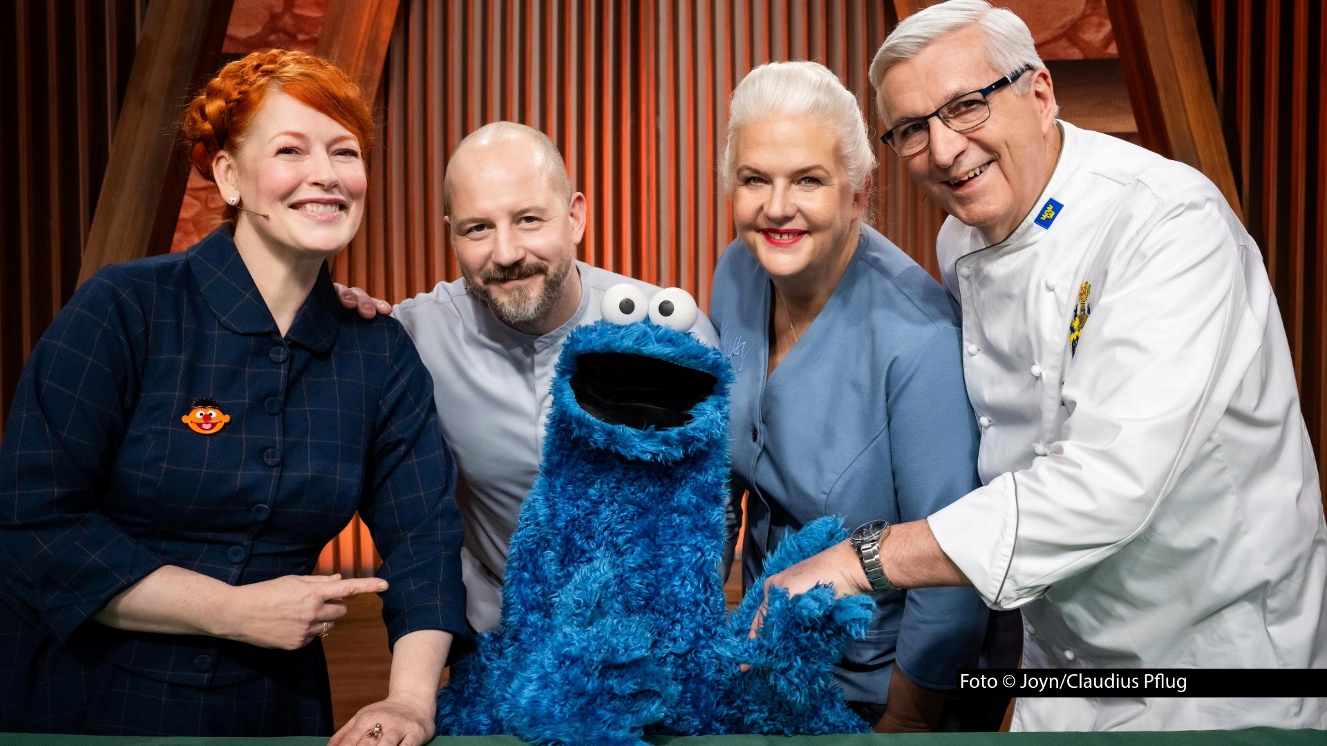 Zur zweiten Staffelfolge der Sat.1-Show „Das große Backen – Die Profis“ begrüßt Moderatorin Enie van de Meiklokjes einen berühmten Gastjuror: Das Krümelmonster unterstützt diesmal das Stamm-Trio Christian Hümbs, Bettina Schliephake-Burchardt und Günther Körffer.
