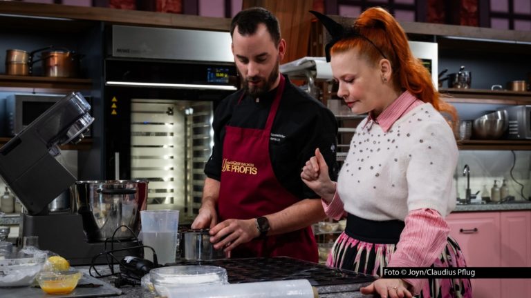 Aus dem zweiten Staffeldurchgang bei „Das große Backen – Die Profis“ ist Confiserie-Betreiber Sven als „Bäcker der Woche“ hervorgegangen. Moderatorin Enie van de Meiklokjes begrüßt ihn und fünf weitere verbliebene Kandidaten am 10. Juni zur nächsten Runde der Sat.1-Show. Foto © Joyn/Claudius Pflug