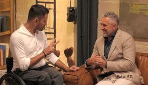 Zum zweiten Mal lädt Roland Trettl zu einer Promi-Sonderausgabe der Dating-Show „First Dates“ bei Vox ein. Am 29. Januar gehen u.a. Comedian Tan Çaglar sowie die Schauspielerinnen Jutta Speidel, Tina Ruland und Mariella Ahrens im TV-Restaurant auf Partnersuche. (Foto: RTL)
