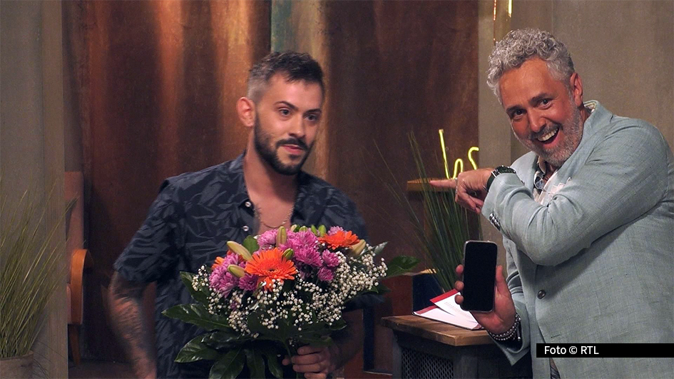 Spitzengastronom Roland Trettl lädt bei „Promi First Dates“ erneut Promis und Nicht-Promis zu einem aufregenden Blind Date ein. Unter anderem stellt sich Sänger Daniele Negroni der Liebes-Challenge – doch kann er mit seinem Charme überzeugen oder bleibt es beim netten Dinner? (Foto: RTL)