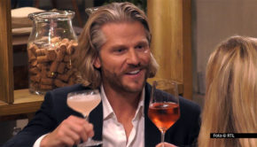 Im Februar begrüßt Spitzenkoch Roland Trettl wieder zwölf prominente Singles zu einer neuen Staffel von „Promi First Dates“. In der Dating-Doku suchen u.a. Ex-Bachelor Paul Janke, Comedian Tony Bauer und Schauspielerin Saskia Valencia nach der großen Liebe. (Foto: RTL)