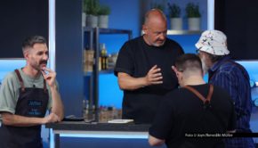 Im zweiten Durchgang der Sat.1-Show „Promi Taste“ am 15. April spielt Fett als Zutat eine maßgebliche Rolle. Coach Frank Rosin hat dazu reichlich Gesprächsbedarf mit seinen Schützlingen im „Team Blau“: Jochen Schropp, Paul Cooks und Andreas Hoppe. Foto © Joyn/Benedikt Müller