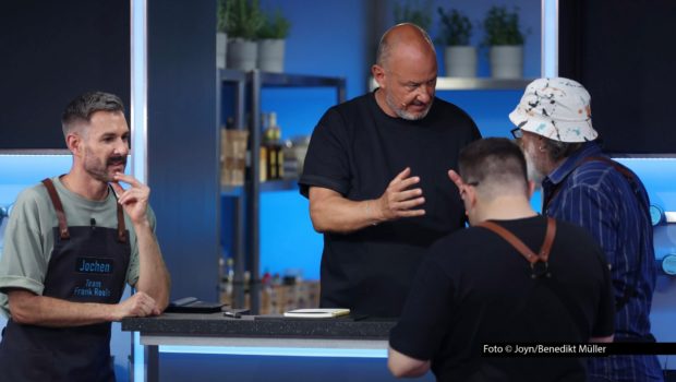 Im zweiten Durchgang der Sat.1-Show „Promi Taste“ am 15. April spielt Fett als Zutat eine maßgebliche Rolle. Coach Frank Rosin hat dazu reichlich Gesprächsbedarf mit seinen Schützlingen im „Team Blau“: Jochen Schropp, Paul Cooks und Andreas Hoppe. Foto © Joyn/Benedikt Müller
