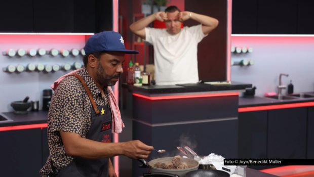 Für Comedian Simon Pearce, der von Zwei-Sterne-Koch Tim Raue gecoacht wird, und seine Mitbewerber geht’s in Runde drei von „Promi Taste“ in den Wald – zumindest symbolisch. Gastjurorin Viktoria Fuchs hat naturverbundene Aufgaben für das Team- und Solokochen mitgebracht. Foto © Joyn/Benedikt Müller