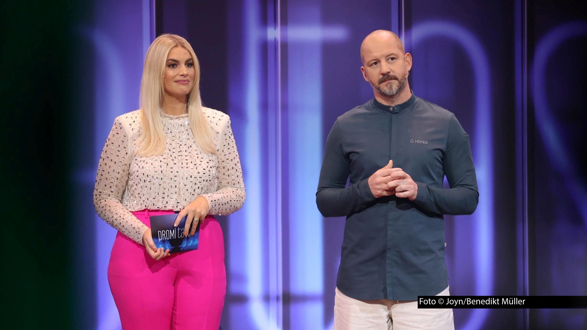 In der Sat.1-Show „Promi Taste“ steht am 6. Mai das Viertelfinale auf dem Programm. Moderatorin Angelina Kirsch präsentiert den Coaches und Kandidaten auch diesmal wieder einen namhaften Gastjuror: Top-Patissier Christian Hümbs stellt die Aufgaben für das Team- und Solokochen. (Foto © Joyn/Benedikt Müller)
