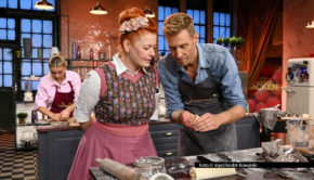 Entertainer Maximilian Arland und seine Mitbewerber müssen in der zweiten Staffelrunde bei „Das große Promibacken“ in Sat.1 u.a. eine Bausatz-Tarte kreieren. Moderatorin Enie van de Meiklokjes beobachtet das Geschehen, an dem auch Sängerin Anna-Carina Woitschack als Siegerin der Vorwoche teilnimmt. (Foto © Joyn/André Kowalski)