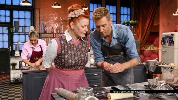 Entertainer Maximilian Arland und seine Mitbewerber müssen in der zweiten Staffelrunde bei „Das große Promibacken“ in Sat.1 u.a. eine Bausatz-Tarte kreieren. Moderatorin Enie van de Meiklokjes beobachtet das Geschehen, an dem auch Sängerin Anna-Carina Woitschack als Siegerin der Vorwoche teilnimmt. (Foto © Joyn/André Kowalski)