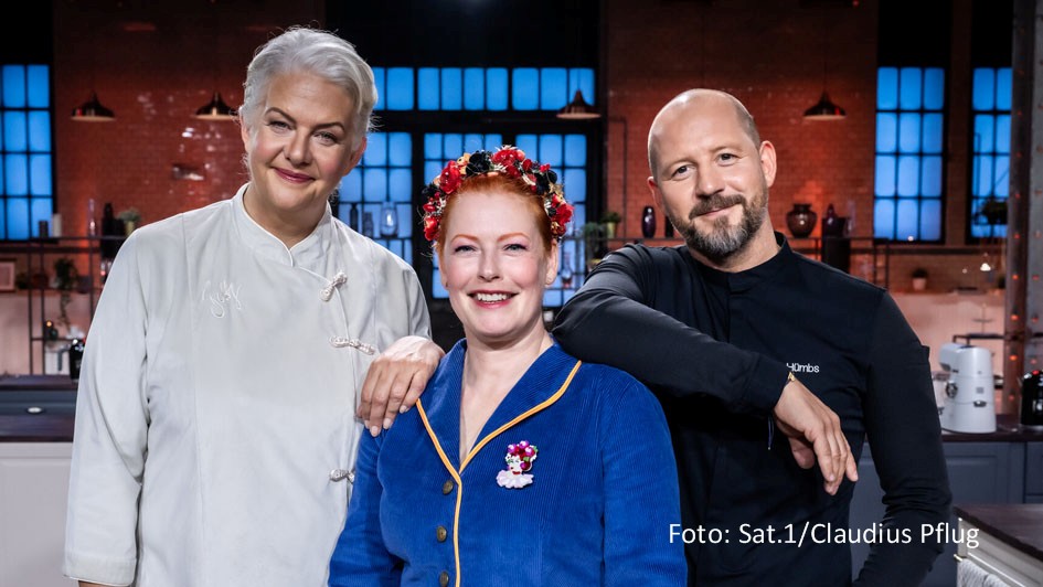 Am 14. Februar starten Moderatorin Enie van de Meiklokjes sowie die Juroren Christian Hümbs und Bettina Schliephake-Burchardt in die achte Staffel von „Das große Promibacken“ in Sat.1. Dabei sind u.a. Susan Sideropoulos, Julian F.M. Stoeckel, Mathias Mester und Panagiota Petridou. (Foto: Sat.1/Claudius Pflug)