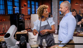 In der zehnten Staffel der Sat.1-Show „Das große Promibacken“ sind noch acht Stars am Start. Darunter ist Moderatorin Arabella Kiesbauer. Für sie und ihre Mitbewerber geht’s am 25. Februar wieder darum, Juror Christian Hümbs und dessen Kollegin Bettina Schliephake-Burchardt zu überzeugen. (Foto © Joyn/Claudius Pflug)