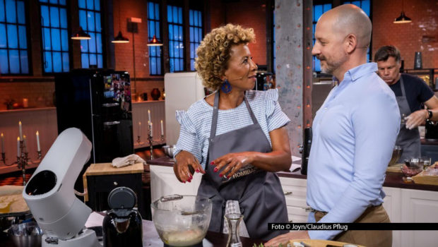 In der zehnten Staffel der Sat.1-Show „Das große Promibacken“ sind noch acht Stars am Start. Darunter ist Moderatorin Arabella Kiesbauer. Für sie und ihre Mitbewerber geht’s am 25. Februar wieder darum, Juror Christian Hümbs und dessen Kollegin Bettina Schliephake-Burchardt zu überzeugen. (Foto © Joyn/Claudius Pflug)