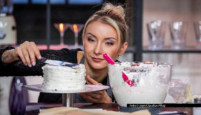 In der zehnten Jubiläumsstaffel der Sat.1-Show „Das große Promibacken“ sind am 4. März noch sieben Stars im Wettbewerb vertreten. Darunter ist auch Sängerin Anna-Carina Woitschack. Sie und ihre Mitbewerber müssen u.a. 3D-Torten zum Thema „Eis“ zubereiten – allerdings ohne Eis. (Foto © Joyn/Claudius Pflug)