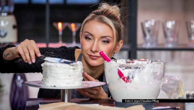 In der zehnten Jubiläumsstaffel der Sat.1-Show „Das große Promibacken“ sind am 4. März noch sieben Stars im Wettbewerb vertreten. Darunter ist auch Sängerin Anna-Carina Woitschack. Sie und ihre Mitbewerber müssen u.a. 3D-Torten zum Thema „Eis“ zubereiten – allerdings ohne Eis. (Foto © Joyn/Claudius Pflug)
