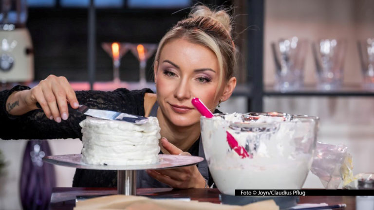 In der zehnten Jubiläumsstaffel der Sat.1-Show „Das große Promibacken“ sind am 4. März noch sieben Stars im Wettbewerb vertreten. Darunter ist auch Sängerin Anna-Carina Woitschack. Sie und ihre Mitbewerber müssen u.a. 3D-Torten zum Thema „Eis“ zubereiten – allerdings ohne Eis. (Foto © Joyn/Claudius Pflug)