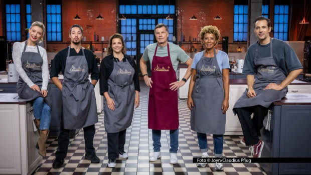 In der zehnten Staffel der Sat.1-Show „Das große Promibacken“ sind am 11. März noch sechs Stars im Rennen. Moderatorin Enie van de Meiklokjes begrüßt Anna-Carina Woitschack, René Casselly, Rebecca Immanuel, Thomas Helmer, Arabella Kiesbauer und Alexander Mazza in der Backstube.