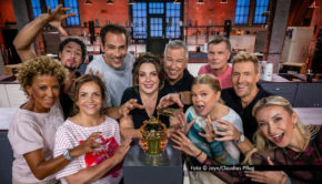 Titel: Das große Promibacken; Staffel: 10; Person: Arabella Kiesbauer; René Casselly; Rebecca Immanuel; Alexander Mazza; Paula Lambert; Thomas Hermanns; Anne-Sophie Briest; Thomas Helmer; Maximilian Arland; Anna-Carina Woitschack; Copyright: Joyn/Claudius Pflug; Fotograf: Claudius Pflug; Bildredakteur: Elisa Taupert; Dateiname: 3317389.jpg; Rechtehinweis: Dieses Bild darf honorarfrei für redaktionelle Zwecke und nur im Rahmen der Programmankündigung verwendet werden. Andere Veröffentlichungen sind nur nach Rücksprache und ausdrücklicher Genehmigung der Seven.One Entertainment Group GmbH möglich. Nicht für EPG! Verwendung nur mit vollständigem Copyrightvermerk. Das Foto darf nicht verändert, bearbeitet und nur im Ganzen verwendet werden. Es darf nicht archiviert werden. Es darf nicht an Dritte weitergeleitet werden. Aneinanderreihung/Zusammenlegung/Kopplung von Bildern zum Zweck der Erstellung von Slide-Shows o.ä. nicht gestattet; Verbindung/Einfügen/Anfügen von Werbung nicht gestattet. Das Bild kann KI generierte Elemente enthalten. Bei Fragen: foto@seven.one Voraussetzung für die Verwendung dieser Programmdaten ist die Zustimmung zu den Allgemeinen Geschäftsbedingungen der Presselounges der Sender der Seven.One Entertainment Group GmbH.