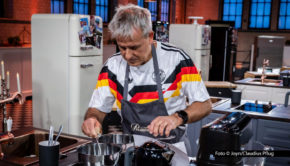 Das Outfit von Ex-Profifußballer Pierre Littbarski bei „Das große Promibacken“ ist auf jeden Fall schon mal weltmeisterlich. Ob das auch auf seine veganen Backkünste zutrifft, zeigt sich am 5. März in der dritten Staffelrunde der Sat.1-Show. Neben Littbarski gehen sieben weitere Stars in den Wettbewerb. Foto © Joyn/Claudius Pflug
