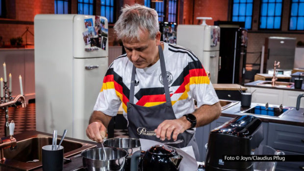 Das Outfit von Ex-Profifußballer Pierre Littbarski bei „Das große Promibacken“ ist auf jeden Fall schon mal weltmeisterlich. Ob das auch auf seine veganen Backkünste zutrifft, zeigt sich am 5. März in der dritten Staffelrunde der Sat.1-Show. Neben Littbarski gehen sieben weitere Stars in den Wettbewerb. Foto © Joyn/Claudius Pflug