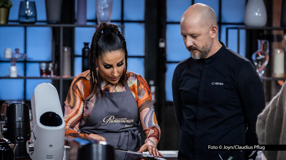 Sängerin Senna Gammour und vier weitere Stars gehen am 26. März in die nächste Runde von „Das große Promibacken“ in Sat.1. Juror Christian Hümbs begutachtet wie gewohnt die Leistungen in der Backstube, in der diesmal u.a. Schachbretttorte und Mandelbiskuit auf dem Aufgabenplan stehen. Foto © Joyn/Cornelius Pflug