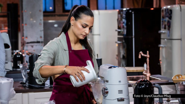 Ins Halbfinale von „Das große Promibacken“, das Sat.1 am 2. April ausstrahlt, geht Amira Aly wieder mit der roten Schürze als beste Bäckerin der Vorwoche. Sie konkurriert mit Pierre Littbarski, Manuela Wisbeck und Senna Gammour um die drei Startplätze für das Staffelfinale. (Foto: © Joyn/Claudius Pflug)