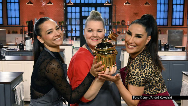 Bei „Das große Promibacken“ fällt am 9. April in Sat.1 die Entscheidung über den Gesamtsieg in Staffel 9. Als Finalistinnen treten Podcasterin Amira Aly, Schauspielerin Manuela Wisbeck und Sängerin Senna Gammour zum Kampf um den „Goldenen Cupcake“ an. (Foto © Joyn/André Kowalski)