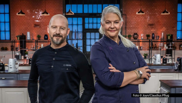 Das Jury-Duo Christian Hümbs und Bettina Schliephake-Burchardt hält auch in der vierten Staffelrunde der Sat.1-Show „Das große Promibacken“ wieder anspruchsvolle Aufgaben für die Backstuben-Stars bereit. Insgesamt gehen am 12. März noch sieben Promis ins Rennen. Foto: © Joyn/Claudius Pflug