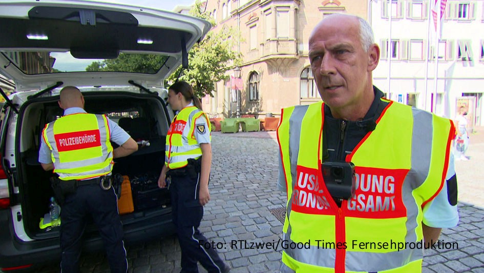 Für RTLzwei versuchen Stars aus dem Entertainment-Bereich wie Mario Basler, Marijke Amado oder Jörg Draeger, sich in ungewohnten beruflichen Umfeldern wie Müllabfuhr oder Ordnungsamt zu bewähren. Die Doku-Soap läuft am 8. und 15. Juni in der Primetime.(Foto: RTLzwei/Good Times Fernsehproduktion)