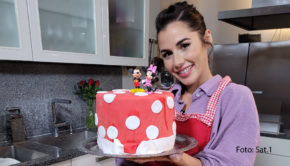 Im Anschluss an eine neue Ausgabe von „Das große Promibacken“ zeigt Sat.1 am morgigen 1. Februar die Doku „Promis backen privat“. Diesmal lädt Sängerin Sarah Engels zum gemeinsamen Backen nach Köln ein. (Foto: Sat.1)