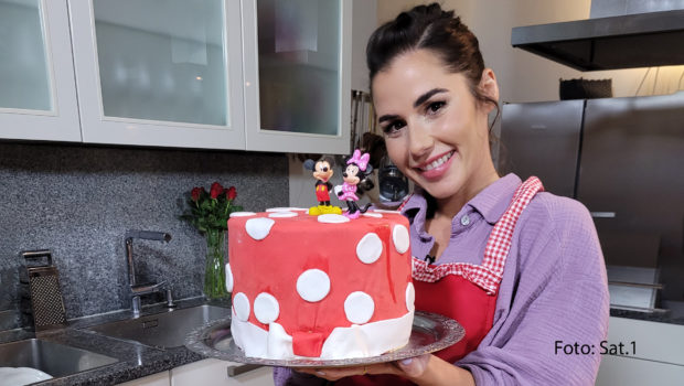 Im Anschluss an eine neue Ausgabe von „Das große Promibacken“ zeigt Sat.1 am morgigen 1. Februar die Doku „Promis backen privat“. Diesmal lädt Sängerin Sarah Engels zum gemeinsamen Backen nach Köln ein. (Foto: Sat.1)