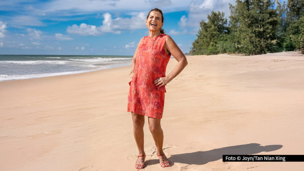 Drei Jahre nach der letzten Staffel feiert „Promis unter Palmen“ am 17. Februar sein TV-Comeback. 13 Promis treten in Thailand um 50.000 Euro und die goldene Kokosnuss an. Bereits zum zweiten Mal dabei ist Luxus-Lady Claudia Obert, die bei ihrem Einzug verkündet: „I’m back! Für Geld mache ich alles.“ (Foto: Joyn/Tan Nian Xing)