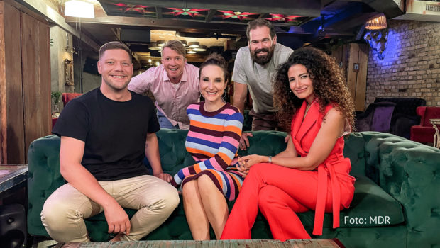 Was sind die geheimen Ängste von Marwa Eldessouky, Robin Pietsch, Michael Rösch oder den Moderatoren René Kindermann und Peter Imhof? Die Antwort auf diese Frage gibt’s am 15. Oktober in der von Sarah von Neuburg moderierten MDR-Show „Promis am Limit“. (Foto: MDR)
