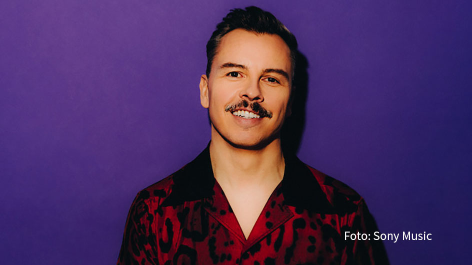 Im Vorfeld des Deutschen Radiopreises 2023, der am 7. September in Hamburg verliehen wird, wurde nun bekannt gegeben, wer zu den musikalischen Show-Acts des Abends zählt. Auf der Bühne wird’s es u.a. Auftritte von KAMRAD, Jax Jones, Calum Scott und Grammy-Gewinner Purple Disco Machine geben. (Foto: Sony Music)
