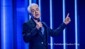 Das 30. Jubiläum des „Quatsch Comedy Clubs“ wird in zwei Primetime-Shows auch bei ProSieben gefeiert. Zum Auftakt am 22. Dezember steht das Ganze unter dem Motto „Legends of Quatsch“. Gastgeber Thomas Hermanns begrüßt u.a. Michael Mittermeier, Ingo Appelt, Olaf Schubert und Ilka Bessin. (Foto: ProSieben/Claudius Pflug)