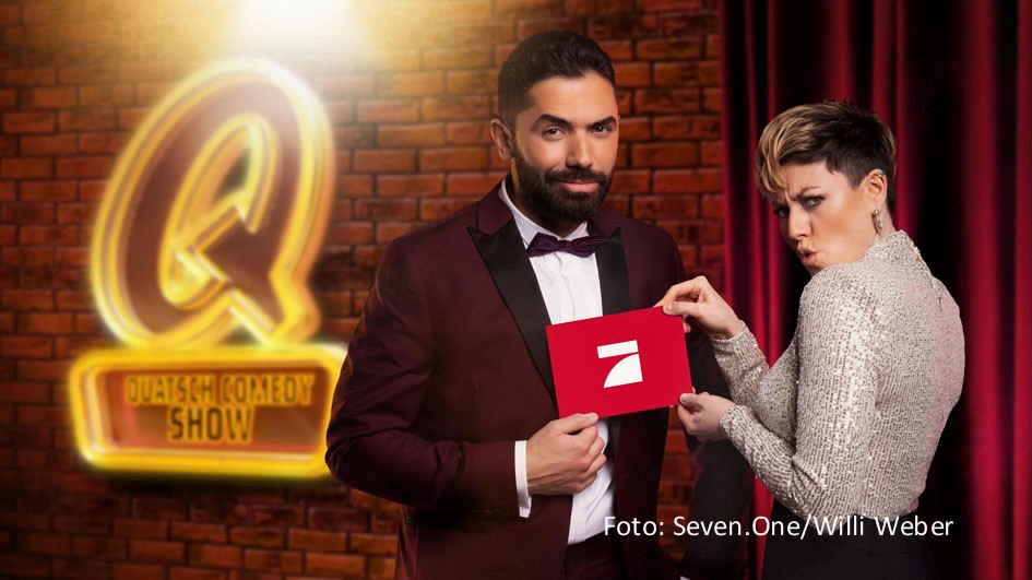 Das Gastgeber-Duo Khalid Bounouar und Tahnee bestreitet am 10. August die Primetime bei ProSieben. Unter dem Motto „Best of“ gibt’s einen fast dreistündigen Zusammenschnitt von Highlights aus der ersten Staffel der 2024 neu gestarteten „Quatsch Comedy Show“. (Foto: Seven.One/Willi Winkler)