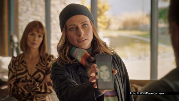Die in Neuseeland spielende Krimiserie „Queenstown Murders – Zum Sterben schön“ startet am 11. Mai linear im ZDF. Chelsie Preston Crayford geht in der Rolle des DS Anais Mallory auf Verbrecherjagd. Zum Auftakt wird sie mit einem mysteriösen Todesfall im Skippers Canyon konfrontiert. Foto © ZDF/Dave Cameron