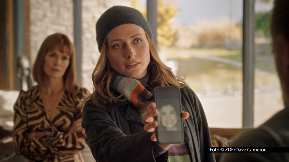 Die in Neuseeland spielende Krimiserie „Queenstown Murders – Zum Sterben schön“ startet am 11. Mai linear im ZDF. Chelsie Preston Crayford geht in der Rolle des DS Anais Mallory auf Verbrecherjagd. Zum Auftakt wird sie mit einem mysteriösen Todesfall im Skippers Canyon konfrontiert. Foto © ZDF/Dave Cameron