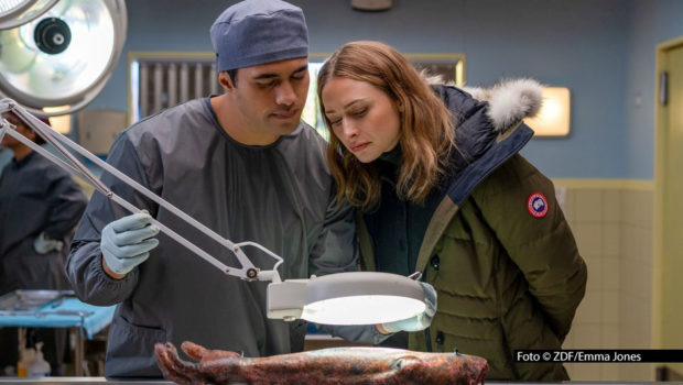 In der letzten Staffelfolge von „Queenstown Murders – Zum Sterben schön“ am 1. Juni im ZDF muss Chelsie Preston Crayford als Polizistin Anais den mysteriösen Tod eines Pyrotechnik-Stars aufklären. Ihr Schulfreund, der von Alex Tarrant gespielte Gerichtsmediziner Ihaka, unterstützt sie dabei. Foto © ZDF/Emma Jones