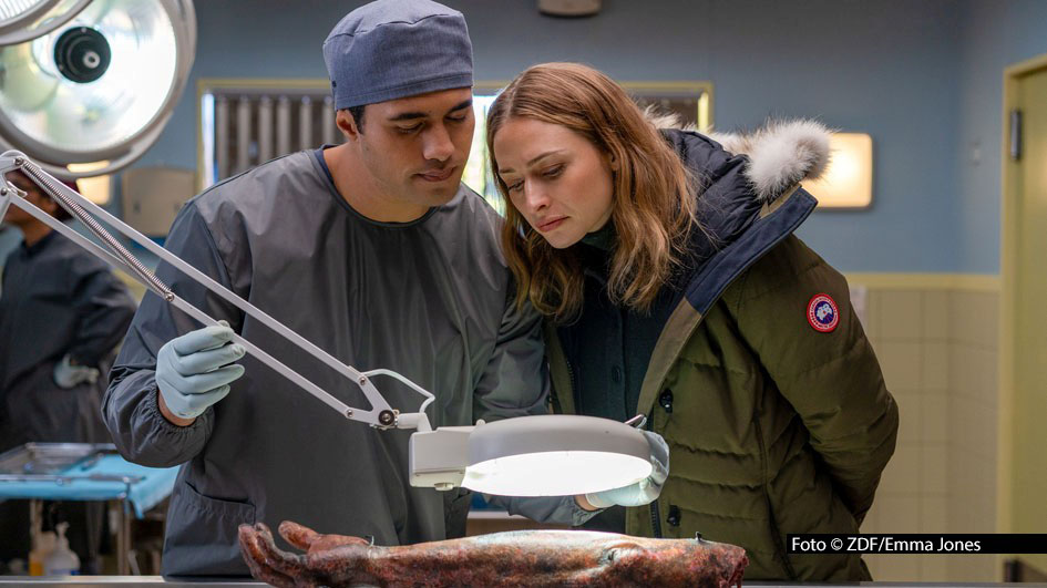 In der letzten Staffelfolge von „Queenstown Murders – Zum Sterben schön“ am 1. Juni im ZDF muss Chelsie Preston Crayford als Polizistin Anais den mysteriösen Tod eines Pyrotechnik-Stars aufklären. Ihr Schulfreund, der von Alex Tarrant gespielte Gerichtsmediziner Ihaka, unterstützt sie dabei. Foto © ZDF/Emma Jones