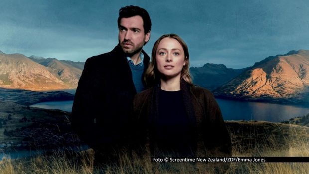 In Neuseeland haben die Dreharbeiten zu sechs neuen Folgen der Krimiserie „Queenstown Murders“ mit den Hauptdarstellern Chelsie Preston-Crayford und Matt Whelan begonnen. Als deutsche Partner sind wie schon bei der ersten Staffel das ZDF und Real Film Berlin beteiligt. (Foto © Screentime New Zealand/ZDF/Emma Jones)
