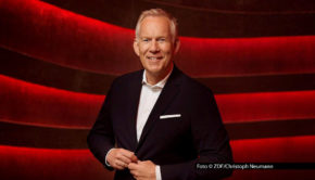 Moderator Johannes B. Kerner präsentiert am 13. September im ZDF und online eine ganz besondere Doppel-Ausgabe seiner Show „Der Quiz-Champion“. Mit den Promi-Kandidaten Günther Jauch, Elton und Ulla Kock am Brink geht’s um Geld für die Deutsche Krebshilfe. Darüber hinaus sitzen zahlreiche Stars an den Spendentelefonen. Foto © ZDF/Christoph Neumann