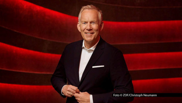 Moderator Johannes B. Kerner präsentiert am 13. September im ZDF und online eine ganz besondere Doppel-Ausgabe seiner Show „Der Quiz-Champion“. Mit den Promi-Kandidaten Günther Jauch, Elton und Ulla Kock am Brink geht’s um Geld für die Deutsche Krebshilfe. Darüber hinaus sitzen zahlreiche Stars an den Spendentelefonen. Foto © ZDF/Christoph Neumann